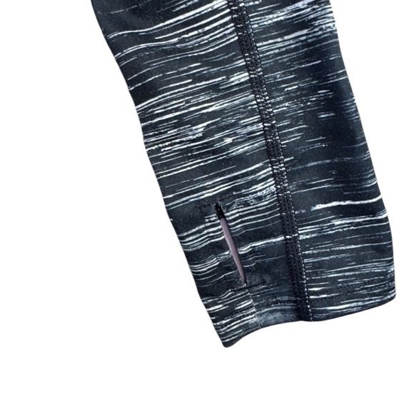 Woman’s Under Armour Gray and Black Fitted Long Sleeve Hoodie w/ thumb holes XS - Picture 6 of 14